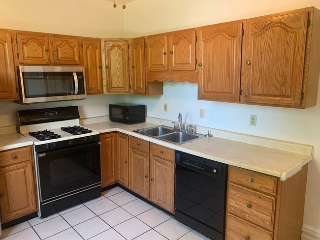 Building Photo - Spacious Two Story duplex on Walnut Street!