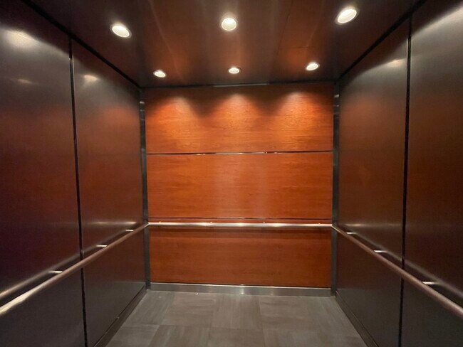 Building Photo - 600 N Kingsbury St