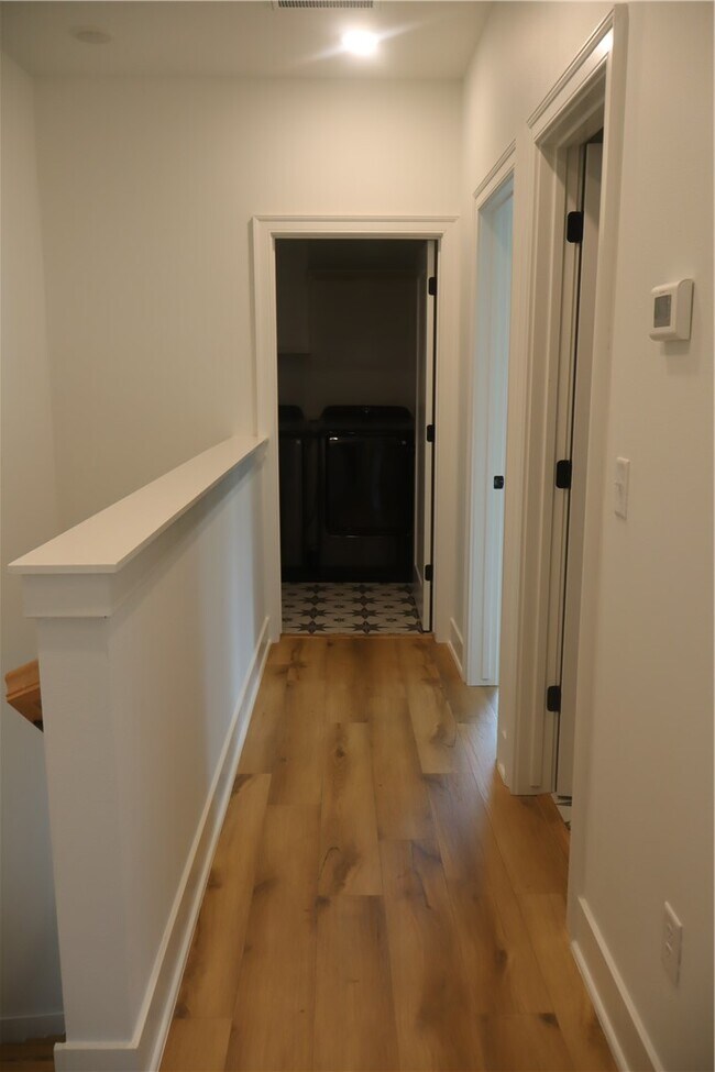 Building Photo - 2085 E Roe Ter