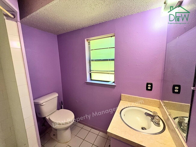 Building Photo - Spacious 3-Bed / 2-Bath Home with Large Fenced Backyard in Quiet Benbrook Neighborhood