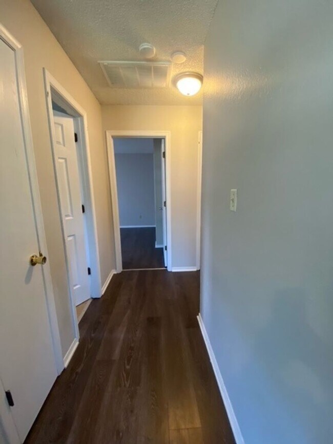 Building Photo - Great Duplex! 2 Bed, 1 Bath