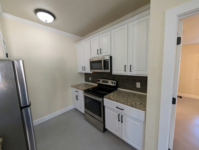 Building Photo - 106 Commercial Dr