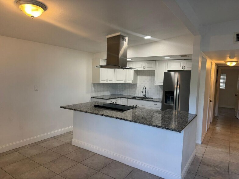 Building Photo - 8715 N Hyaleah Rd