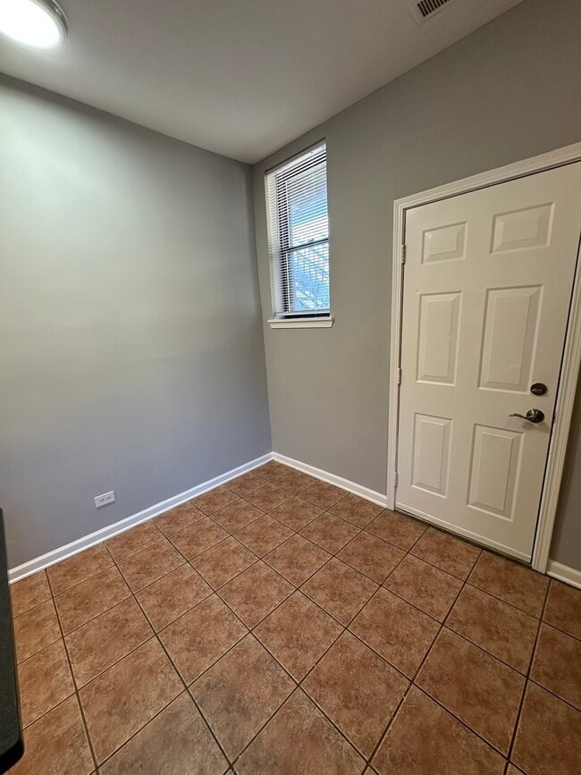 Building Photo - 7734 N Paulina St