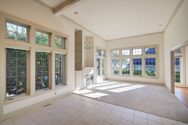 Building Photo - 4bd/4ba Kirkland House