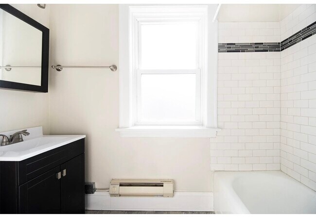 Building Photo - 918 Green Bay Rd