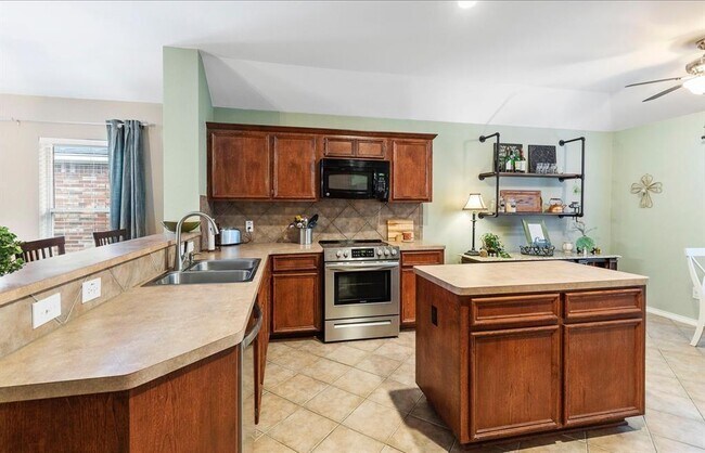 Building Photo - 22848 Lantern Hills Dr