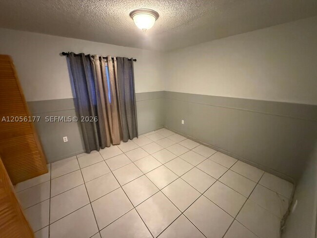 Building Photo - 2560 W 53rd St