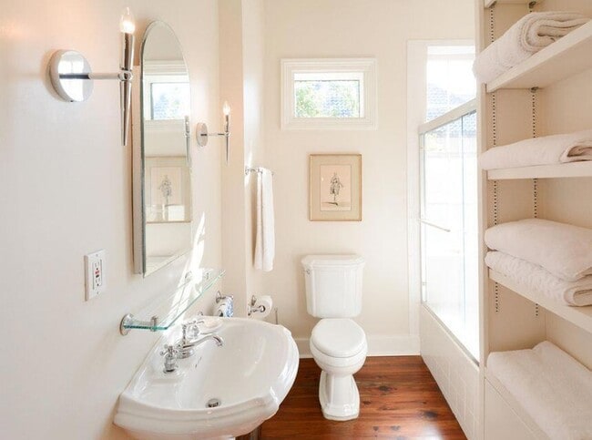 Building Photo - 61 Queen St