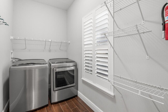 Building Photo - "Charming St. Petersburg Home: 3 Beds, 2 Baths, 1720 Sq. Ft. of Comfort!"