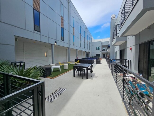 Building Photo - 2220 Webberville Rd