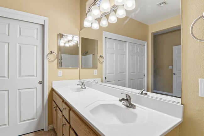 Building Photo - Discover comfortable single-story living in this inviting 3-bedroom, 2-bathroom home offering 1,7...