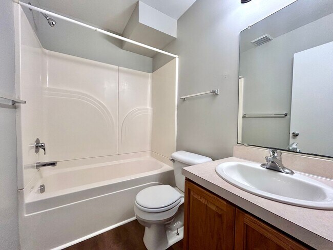 Building Photo - 4 Bedroom 2 Story Home in Northeast GR!