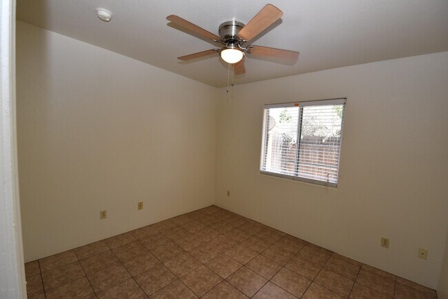 Building Photo - 2725 N Dodge Blvd