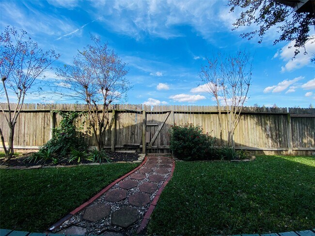 Building Photo - 24638 Lakecrest Village Dr