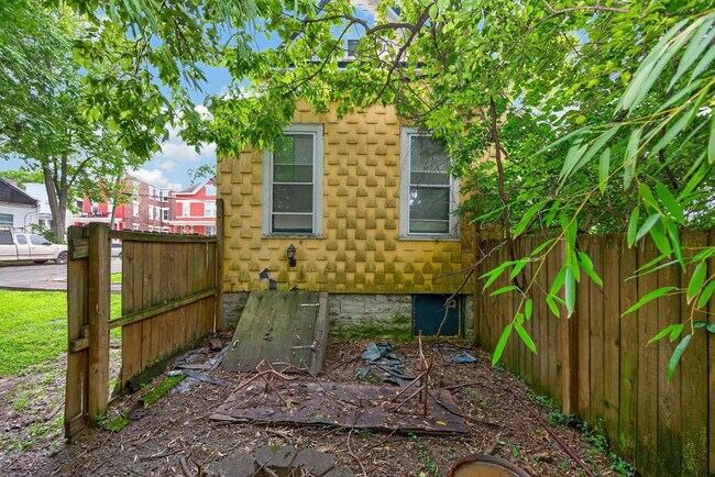 Building Photo - 2343 Rohs St