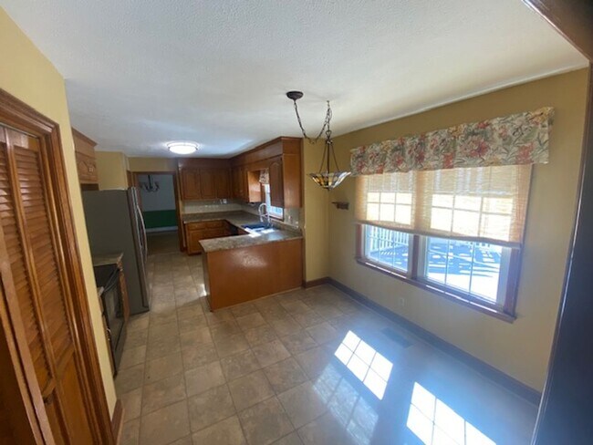 Building Photo - Gorgeous 5 Bedroom 3 Bathroom Brick Home in Woodside Plantation!