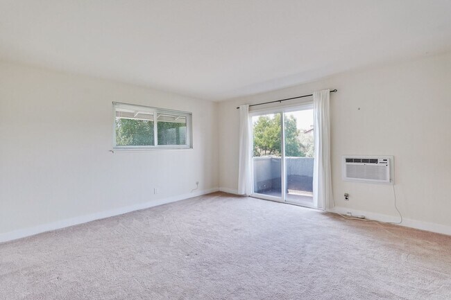 Building Photo - Top floor 2 Bed 2 Bath Condo in Los Altos!