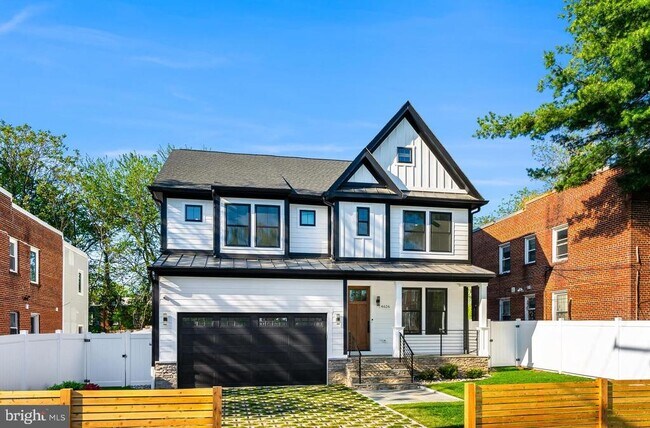 Building Photo - 4626 Brooks St NE