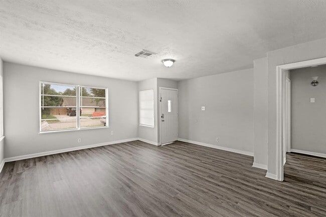Building Photo - 6314 Crestville St