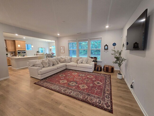Building Photo - 5 Bedrooms! Stunning 5BR/4BA North Ridge P...