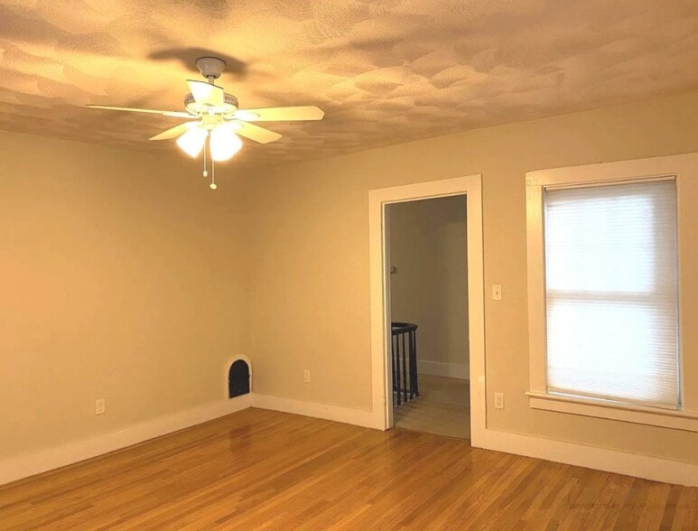 Building Photo - 22 Scott St