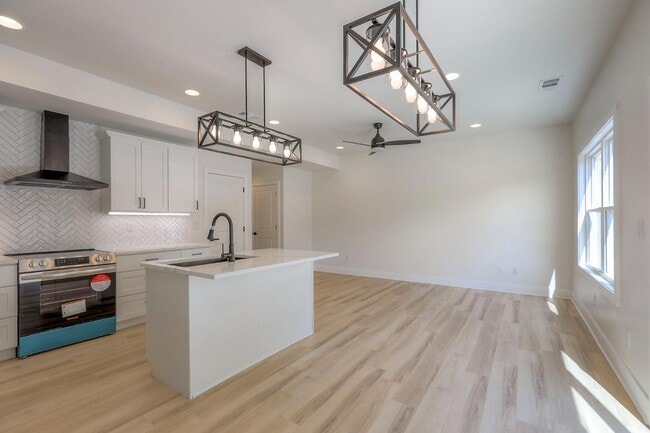 Building Photo - 427 W Linden Ave