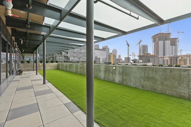 Building Photo - Nexus Condominium - 1 bedroom + den
