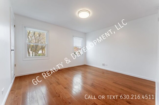 Building Photo - *** TWO WEEKS FREE RENT! 2600 SQ FT / 2 WE...