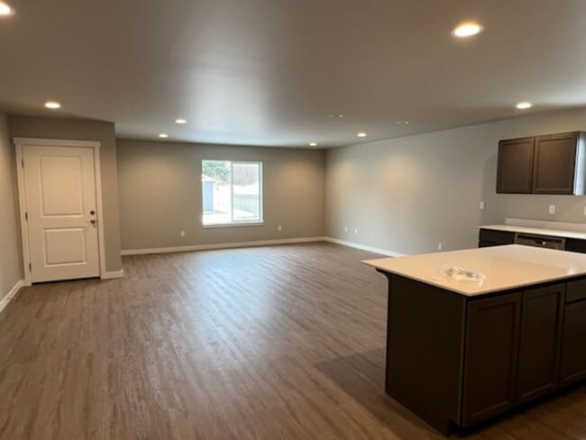 Building Photo - Luxury 3 bedroom, 2 bath home with double garage!