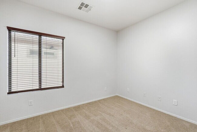 Building Photo - Moving in Special on OAC, 6bedroom 3bath Sparkling pool