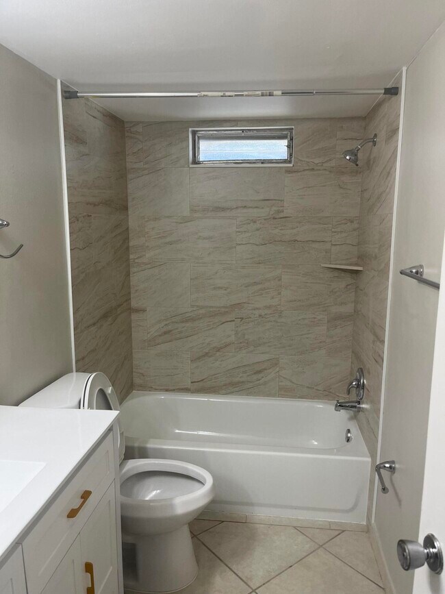 Building Photo - 2615 NE 3rd Ct