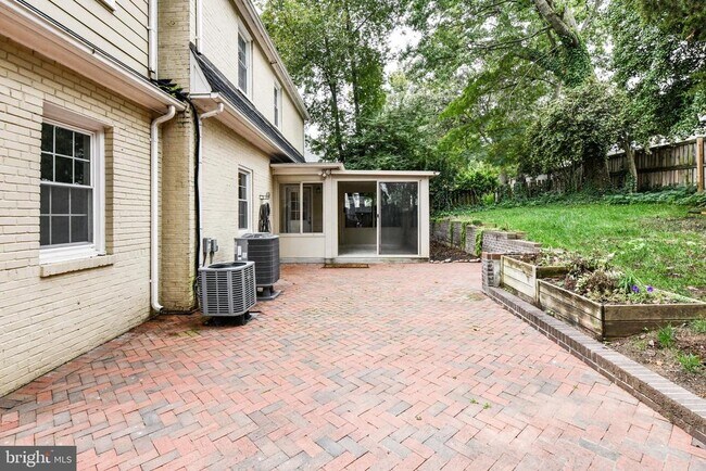 Building Photo - 6014 Fort Hunt Rd