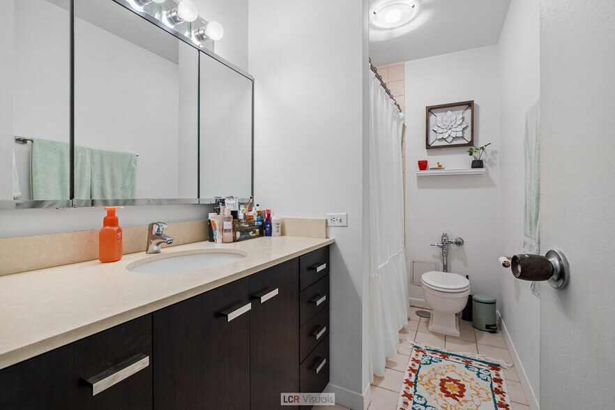 bathroom - 535 N Michigan Ave