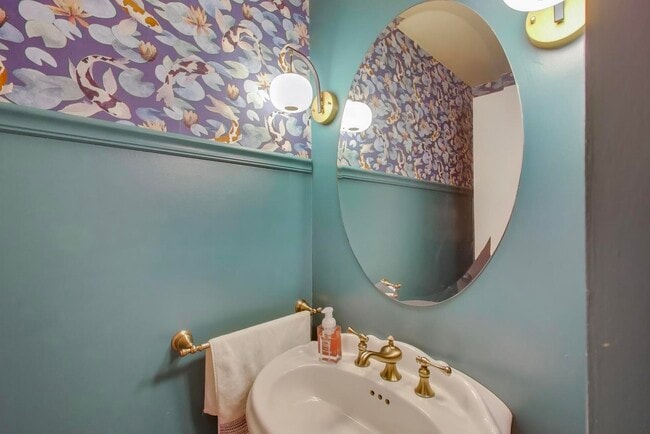 Building Photo - 3536 N Marshfield Ave