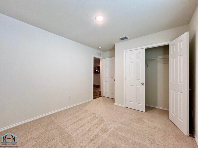 Building Photo - Charming 3-Bedroom, 2-Bathroom Oasis Nestled in the Vibrant Heart of San Antonio, Texas!