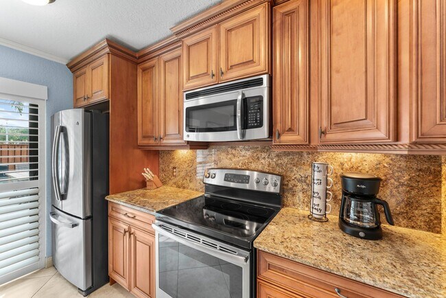 Building Photo - 1806 18th Ct