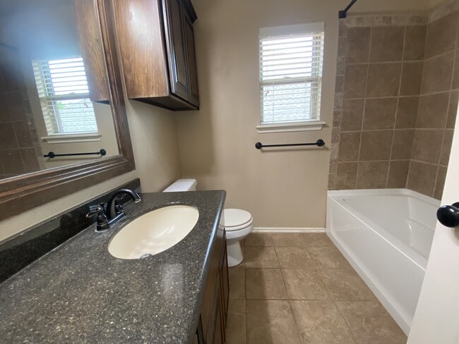 Building Photo - 3817 Kings Canyon Rd