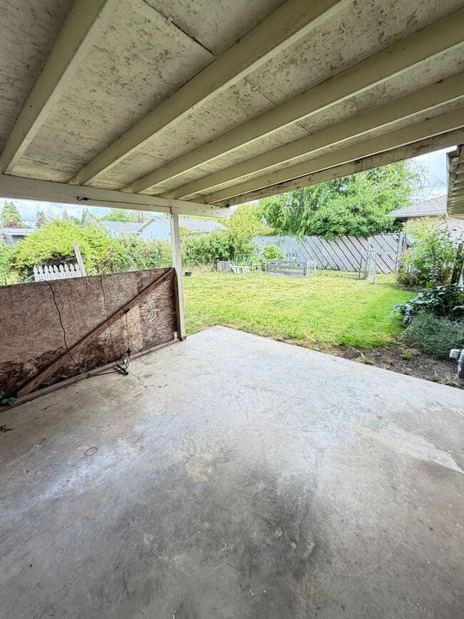 Building Photo - Newly Remodeled 2 Bedroom with Fenced yard!