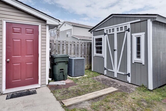 Building Photo - Spacious 3 Bedroom 2.5 Townhome Near Fort Eustis - Granite Kitchen & Fenced In Backyard