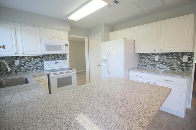 Building Photo - 3323 Hidden Creek Dr
