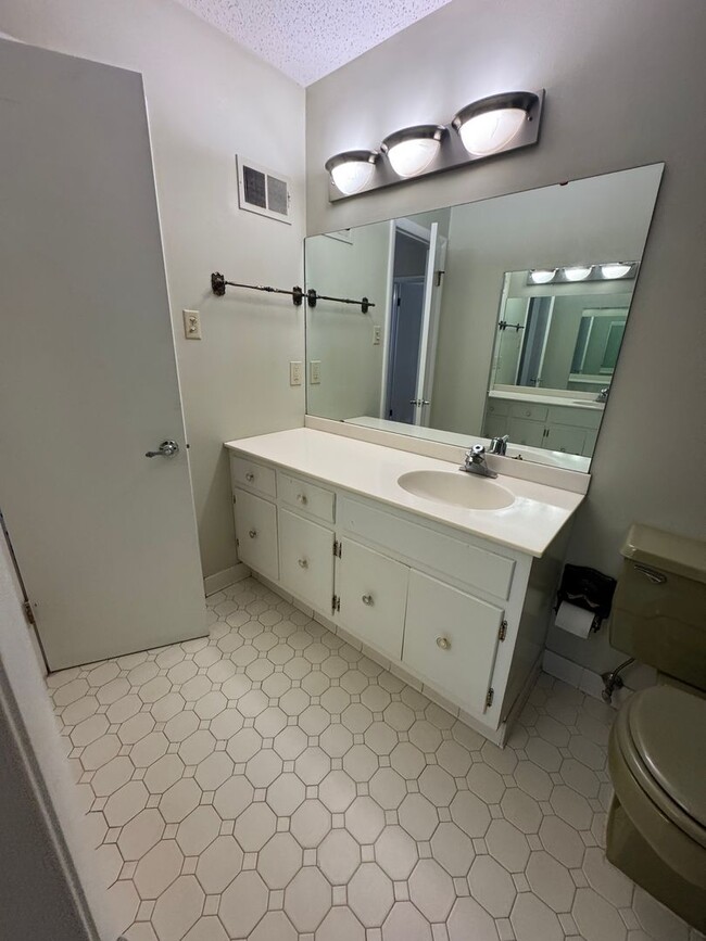 Building Photo - Spacious 2BR Townhome in Prime North of the River Location – Minutes from UA & Downtown