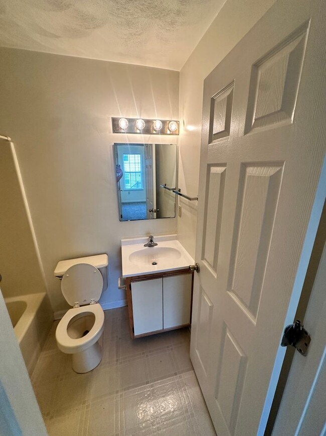 Building Photo - 3 Bed - 3Bath with Den