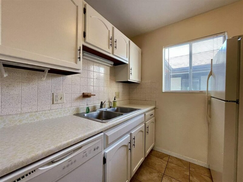 Building Photo - 3150 Lakeside Dr