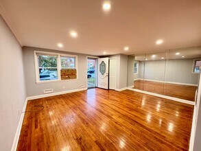 Building Photo - Spacious Townhome with Updated Kitchen & P...