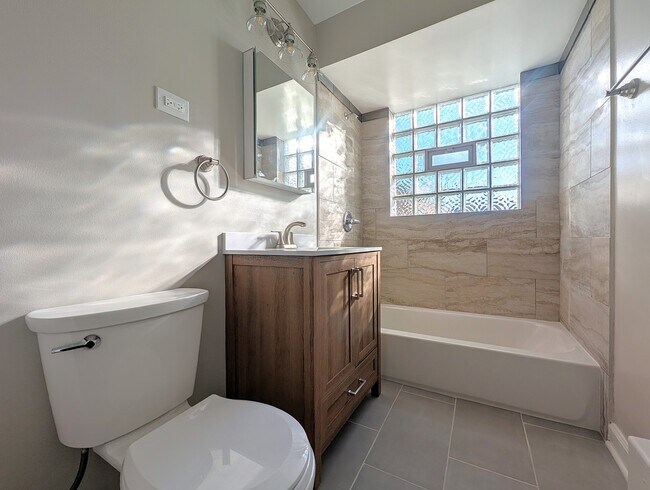 Building Photo - 300 S Austin Blvd