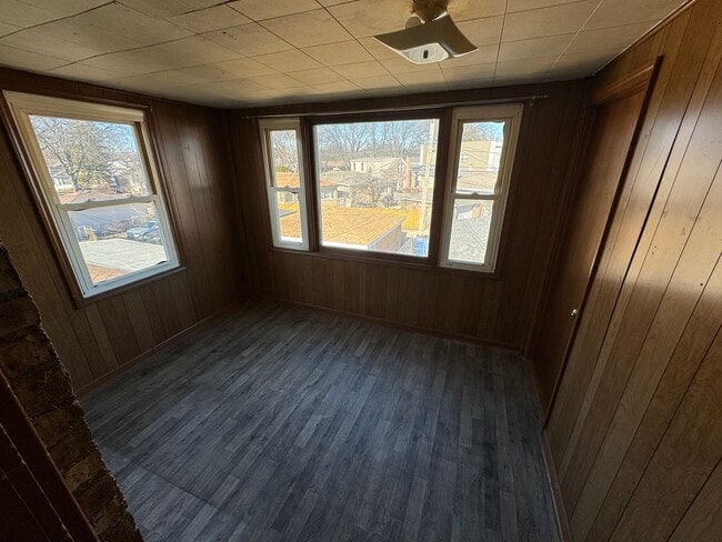 Building Photo - 8244 W Forest Preserve Ave