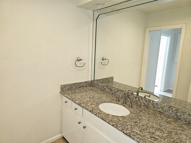 Building Photo - 347 Forest Lake Dr