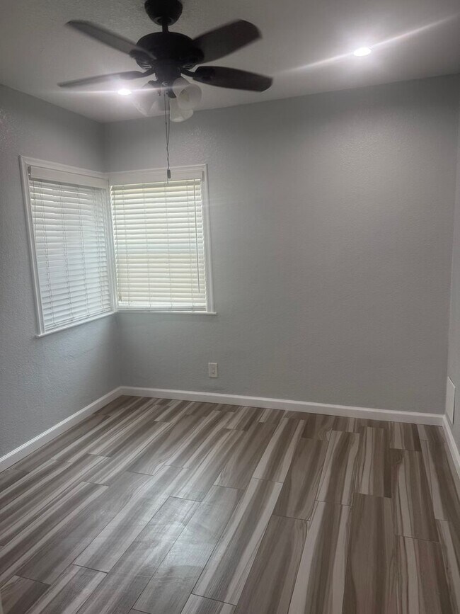 Building Photo - AWESOME COMPLETELY REMODELED 2 BEDROOM 1.5 BATH UNIT