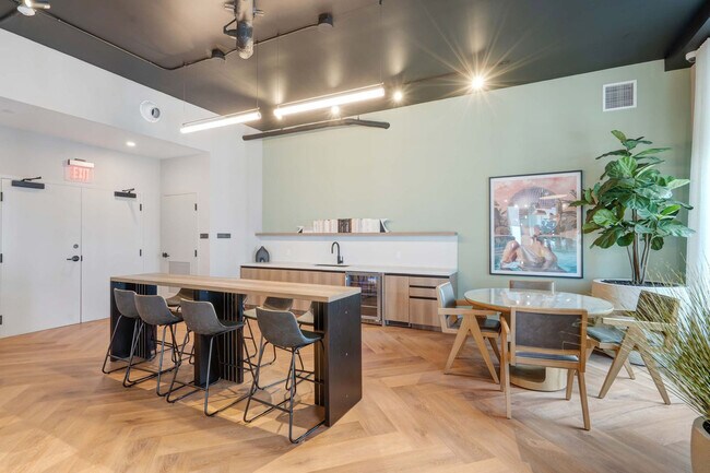 Building Photo - 121 NE 5th St